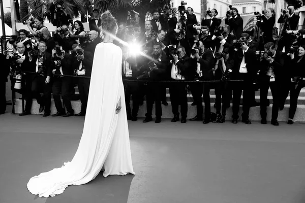 Cannes France May 女優ルイーズ ブルゴーニュが2018年5月9日にフランス カンヌで開催された第71回カンヌ国際映画祭で上映される Yomedine に参加 — ストック写真
