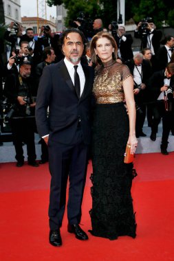17 Mayıs 2019 'da Cannes, Fransa' da düzenlenen 72. Cannes Film Festivali sırasında Alejandro Gonzalez Inarritu ve Maria Eladia Hagerman 