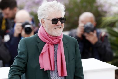18 Mayıs 2019 'da Cannes, Fransa' da düzenlenen 72. Cannes Film Festivali sırasında yönetmen Pedro Almodovar 