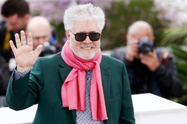 18 Mayıs 2019 'da Cannes, Fransa' da düzenlenen 72. Cannes Film Festivali sırasında yönetmen Pedro Almodovar 