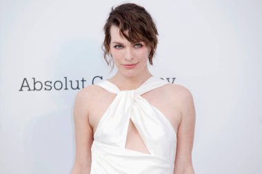 CAP D 'ANTIBES, FRANCE - 23 Mayıs: Milla Jovovich Cannes Gala 2019 Hotel du Cap-Eden-Roc' ta 23 Mayıs 2019 tarihinde Fransa 'nın başkenti Cap d' Antibes 'te bulunan amfAR Cannes Gala 2019' a katılır.. 