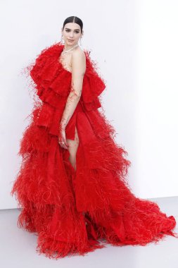 CAP D 'ANTIBES, FRANCE - 23 Mayıs: Dua Lipa, Cannes Gala 2019 Hotel du Cap-Eden-Roc' ta 23 Mayıs 2019 tarihinde Cap d 'Antibes, Fransa. 