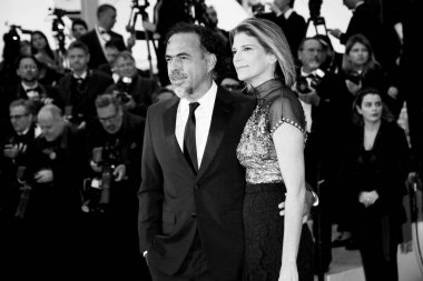 17 Mayıs 2019 'da Cannes, Fransa' da düzenlenen 72. Cannes Film Festivali sırasında Alejandro Gonzalez Inarritu ve Maria Eladia Hagerman 