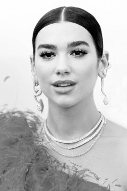 CAP D 'ANTIBES, FRANCE - 23 Mayıs: Dua Lipa, Cannes Gala 2019 Hotel du Cap-Eden-Roc' ta 23 Mayıs 2019 tarihinde Cap d 'Antibes, Fransa. 