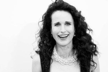 CAP D 'ANTIBES, FRANCE - 23 Mayıs: Andie MacDowell, Cannes Gala 2019 Hotel du Cap-Eden-Roc' ta 23 Mayıs 2019 tarihinde Fransa 'nın başkenti Cap d' Antibes 'de bulunan amfAR Cannes Gala 2019' a katılır.. 