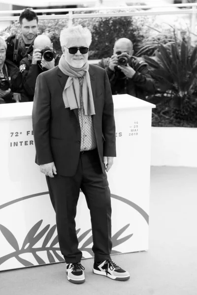 Cannes フランス 5月18日 監督ペドロ アルモドバルは 2019年5月18日にフランスのカンヌで開催された第72回カンヌ国際映画祭で行われた映画 痛みと栄光 の撮影会に出席しました — ストック写真