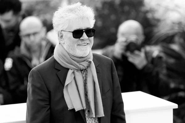 在2019年5月18日于法国戛纳举行的第72届戛纳电影节期间 导演佩德罗 阿尔莫多瓦尔 Pedro Almodovar 出席了电影 痛苦与荣耀 的拍照 — 图库照片