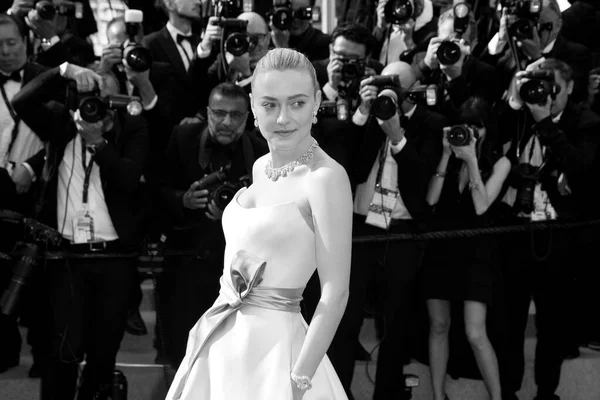在2019年5月21日于法国戛纳举行的第72届戛纳电影节上 达科塔 范宁出席了电影 曾经在好莱坞 的首映式 — 图库照片