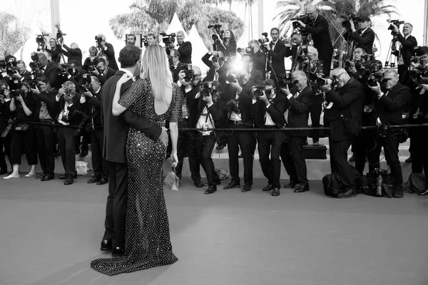 法国金牛 5月25日 Antonio Banderas和Nicole Kimpel出席2019年5月25日在法国戛纳举行的第72届戛纳电影节闭幕式 — 图库照片