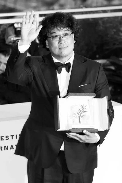 法国金牛 5月25日 导演邦俊浩在2019年5月25日于法国戛纳举行的第72届戛纳电影节上向获奖者拍照 — 图库照片