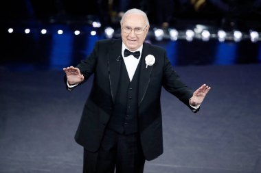 SANREMO, İtalya, 7 Şubat 2019: Sanremo, İtalya 'daki Ariston tiyatrosunda düzenlenen 69. İtalyan Şarkı Festivali sırasında Pippo Baudo sunuculuğu. 