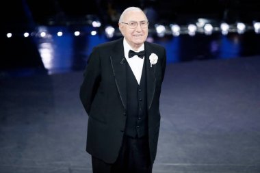 SANREMO, İtalya, 7 Şubat 2019: Sanremo, İtalya 'daki Ariston tiyatrosunda düzenlenen 69. İtalyan Şarkı Festivali sırasında Pippo Baudo sunuculuğu. 