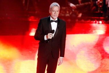 SANREMO, İtalya, 7 Şubat 2019: Sanremo, İtalya 'da düzenlenen 69. İtalyan Şarkı Festivali sırasında ev sahibi ve şarkıcı Claudio Baglioni. 
