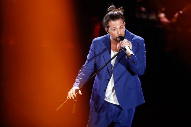 SANREMO, İtalya, 7 Şubat 2019: Şarkıcı Enrico Nigiotti İtalya 'nın Sanremo kentindeki Ariston Tiyatrosu' nda düzenlenen 69.. 