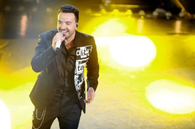 SANREMO, İtalya, 9 Şubat 2019: Şarkıcı Luis Fonsie İtalya 'nın Sanremo kentindeki Ariston Tiyatrosu' nda düzenlenen 69.. 
