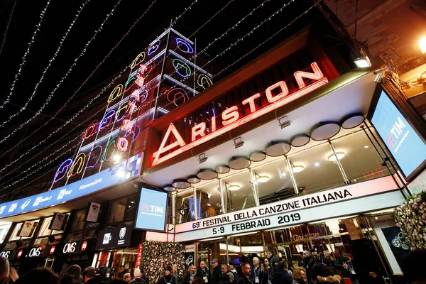 SANREMO, İtalya, 4 Şubat 2019: 69. İtalyan Şarkı Festivali sırasındaki Ariston tiyatrosunun gece manzarası. 