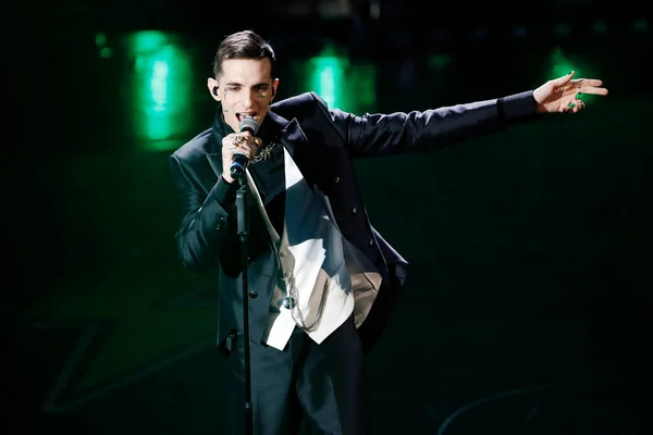 2019年2月9日 意大利圣地亚哥 歌手阿基里 劳罗在意大利圣雷莫阿里斯顿剧院举行的第69届意大利歌唱节上表演 — 图库照片