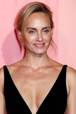 Amber Valletta, AmfAR Gala Gecesi 'nin kırmızı halısında 22 Eylül 2018' de İtalya 'nın Milano kentinde La Permanente binasında yürüyor..