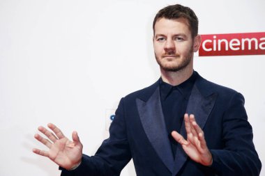 MILAN, İtalya - 29 Ekim 2018 'de İtalya' nın Milano kentinde bulunan Palazzo Del Ghiaccio Sarayı 'ndaki Gökyüzü Şovu Sunumuna Alessandro Cattelan katıldı..