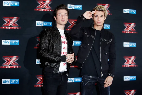 MILAN, ITALY - 22 Ekim 2018 'de İtalya' nın Milano kentindeki Ciak tiyatrosunda çekilen X-Factor İtalya 2018 fotoğraf çağrısına Benji ve Fede katıldı..