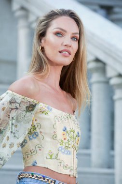 Venedik, İtalya - 27 Ağustos 2019 'da Venedik, İtalya' da düzenlenen 76. Venedik Film Festivali sırasında Candice Swanepoel modelleri fotoğrafçılara poz veriyor..