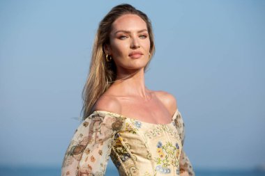 Venedik, İtalya - 27 Ağustos 2019 'da Venedik, İtalya' da düzenlenen 76. Venedik Film Festivali sırasında Candice Swanepoel modelleri fotoğrafçılara poz veriyor..