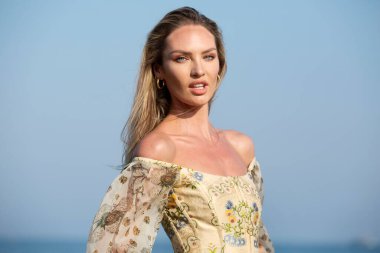 Venedik, İtalya - 27 Ağustos 2019 'da Venedik, İtalya' da düzenlenen 76. Venedik Film Festivali sırasında Candice Swanepoel modelleri fotoğrafçılara poz veriyor..