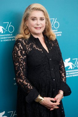 VENICE, İtalya - 28 Ağustos 2019 'da Venedik, İtalya' da düzenlenen 76. Venedik Film Festivali sırasında Catherine Deneuve 