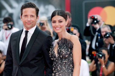 Venedik, İtalya - 28 Ağustos 2019 tarihinde Venedik, İtalya 'da düzenlenen 76. Venedik Film Festivali sırasında Alessandra Mastronardi ve Ross McCall kırmızı halıda yürüdüler..