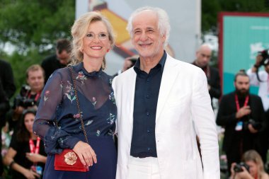 Venedik, İtalya - 28 Ağustos 2019 tarihinde Venedik, İtalya 'da düzenlenen 76. Venedik Film Festivali sırasında Toni Servillo ve Manuela Lamanna kırmızı halıya katıldılar..