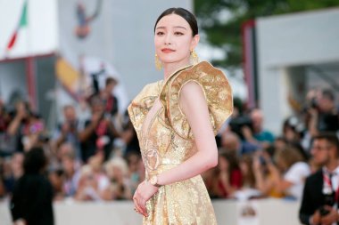 Venedik, İtalya - 28 Ağustos 2019 'da Venedik, İtalya' da düzenlenen 76. Venedik Film Festivali sırasında Ni kırmızı halıda yürüyor..