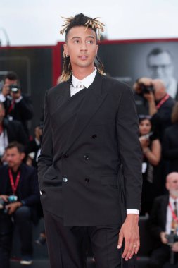 Venedik, İtalya - 28 Ağustos 2019 'da Venedik, İtalya' da düzenlenen 76. Venedik Film Festivali sırasında şarkıcı Ghali kırmızı halıya katıldı..