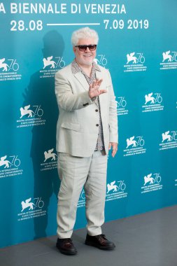 Pedro Almodovar, 29 Ağustos 2019 'da İtalya' nın Venedik kentinde düzenlenen 76. Venedik Film Festivali sırasında Ömür Boyu Başarı Altın Aslan ödülünü alırken bir fotoğraf çağrısına katıldı..