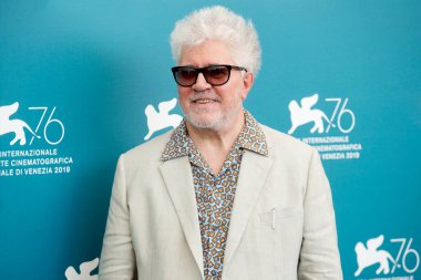 Pedro Almodovar, 29 Ağustos 2019 'da İtalya' nın Venedik kentinde düzenlenen 76. Venedik Film Festivali sırasında Ömür Boyu Başarı Altın Aslan ödülünü alırken bir fotoğraf çağrısına katıldı..