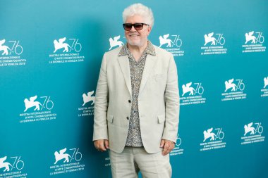 Pedro Almodovar, 29 Ağustos 2019 'da İtalya' nın Venedik kentinde düzenlenen 76. Venedik Film Festivali sırasında Ömür Boyu Başarı Altın Aslan ödülünü alırken bir fotoğraf çağrısına katıldı..