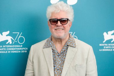 Pedro Almodovar, 29 Ağustos 2019 'da İtalya' nın Venedik kentinde düzenlenen 76. Venedik Film Festivali sırasında Ömür Boyu Başarı Altın Aslan ödülünü alırken bir fotoğraf çağrısına katıldı..