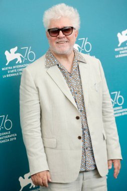 Pedro Almodovar, 29 Ağustos 2019 'da İtalya' nın Venedik kentinde düzenlenen 76. Venedik Film Festivali sırasında Ömür Boyu Başarı Altın Aslan ödülünü alırken bir fotoğraf çağrısına katıldı..