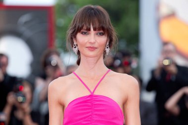 Venedik, İtalya - 29 Ağustos 2019 'da Venedik, İtalya' da düzenlenen 76. Venedik Film Festivali sırasında Annabelle Belmondo 