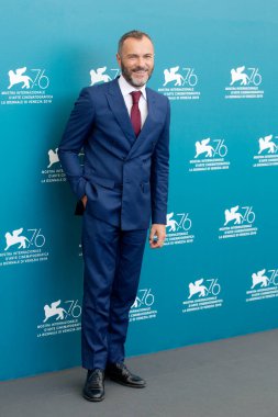 VENICE, İtalya - 30 Ağustos 2019 tarihinde Venedik, İtalya 'da düzenlenen 76. Venedik Film Festivali sırasında Massimiliano Gallo, 