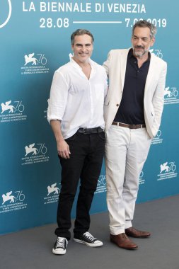 VENICE, İtalya - 31 Ağustos 2019 tarihinde Venedik, İtalya 'da düzenlenen 76. Venedik Film Festivali sırasında Todd Phillips ve Joaquin Phoenix Joker filminin fotoğraf çağrısına katıldılar..