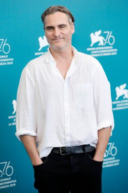 Joaquin Phoenix, 31 Ağustos 2019 'da Venedik, İtalya' da düzenlenen 76. Venedik Film Festivali sırasında Joker filminin fotoğraf çağrısına katıldı..