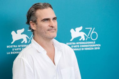 Joaquin Phoenix, 31 Ağustos 2019 'da Venedik, İtalya' da düzenlenen 76. Venedik Film Festivali sırasında Joker filminin fotoğraf çağrısına katıldı..