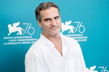 Joaquin Phoenix, 31 Ağustos 2019 'da Venedik, İtalya' da düzenlenen 76. Venedik Film Festivali sırasında Joker filminin fotoğraf çağrısına katıldı..