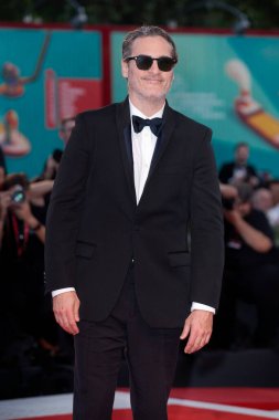 Joaquin Phoenix, 31 Ağustos 2019 'da Venedik, İtalya' da düzenlenen 76. Venedik Film Festivali sırasında Joker filminin galasına katıldı..