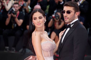 VENICE, İtalya - 1 Eylül 2019 'da İtalya' nın Venedik kentinde düzenlenen 76. Venedik Film Festivali sırasında Andrea Iannone ve Giulia De Lellis 