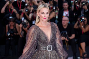 VENICE, ITALY - SEPTEMBER 01: Molly Sims attends the premiere of the movie 