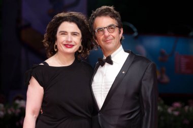 VENICE, İTALYA - EPTEMBER 03: Arsinee Khanjian ve Atom Egoyan, 76. Venedik Film Festivali sırasında 3 Eylül 2019 'da İtalya' nın Venedik kentinde düzenlenen 