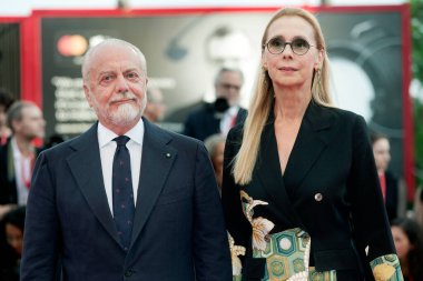 VENICE, İtalya - 7 Eylül 2019 'da İtalya' nın Venedik kentinde düzenlenen 76. Venedik Film Festivali sırasında Aurelio De Laurentiis ve Jacqueline Baudit kapanış törenine katıldılar..