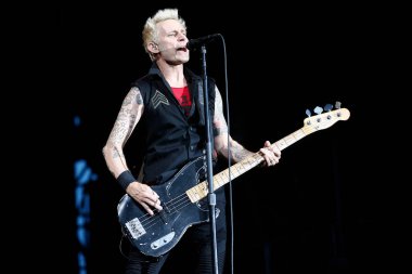 MONZA, ITALY - 15 Haziran 2017 'de İtalya' daki Monza Park 'ta I-Day Şarkı Festivali sırasında Mike Dirnt ve Greenday performans sergilediler.. 