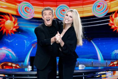 MILAN, ITALY, 4 Aralık 2017: Televizyon spikeri Michelle Hunziker ve sunucusu Ezio Greggio, 4 Aralık 2017 tarihinde İtalya 'nın Milano kentinde yayınlanan 
